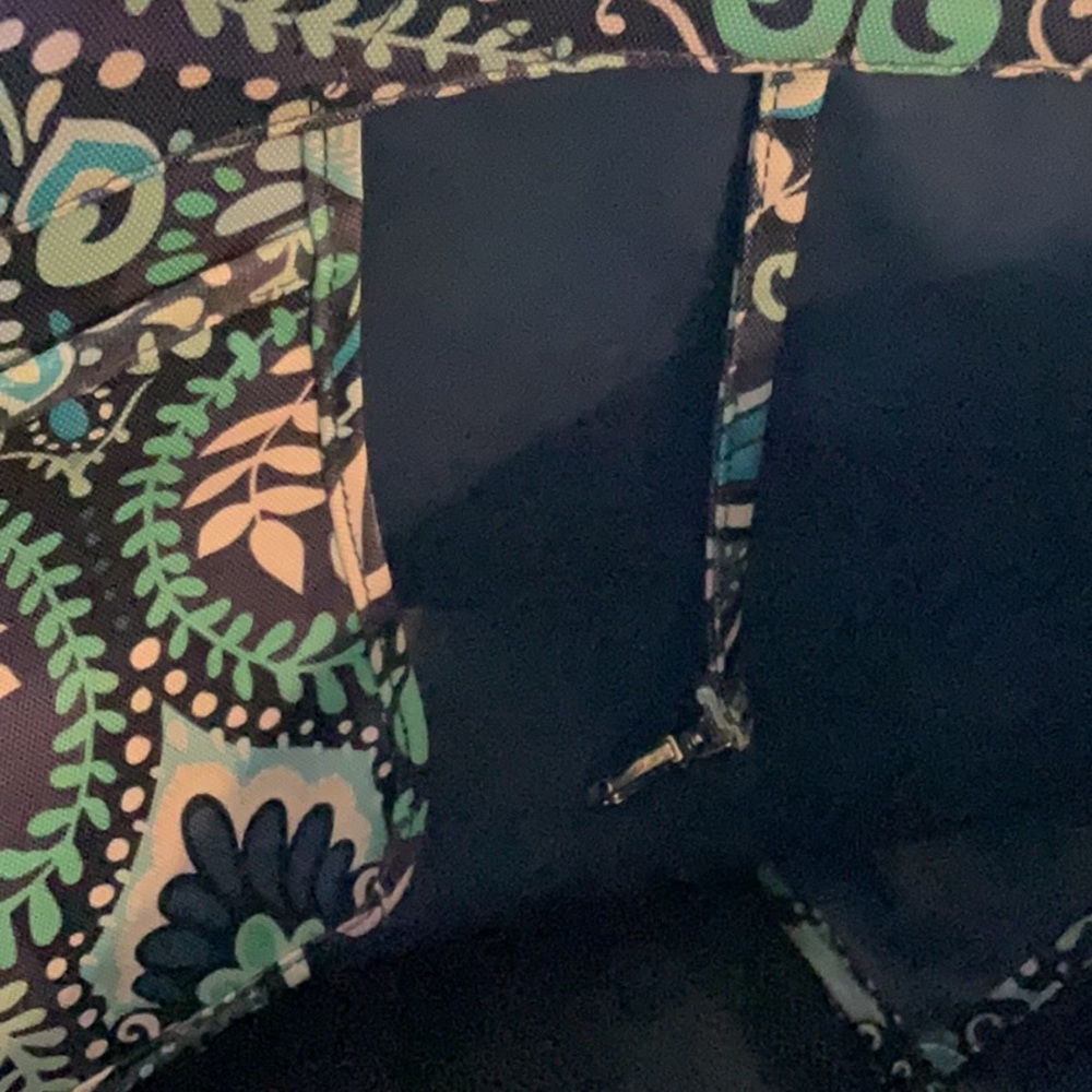 Vera Bradley Teal and Navy Floral beach bag with inside pocket and key latch - Picture 7 of 9